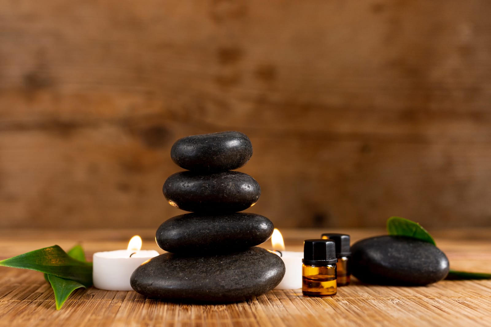 Piedras calientes, velas y aceites para masaje