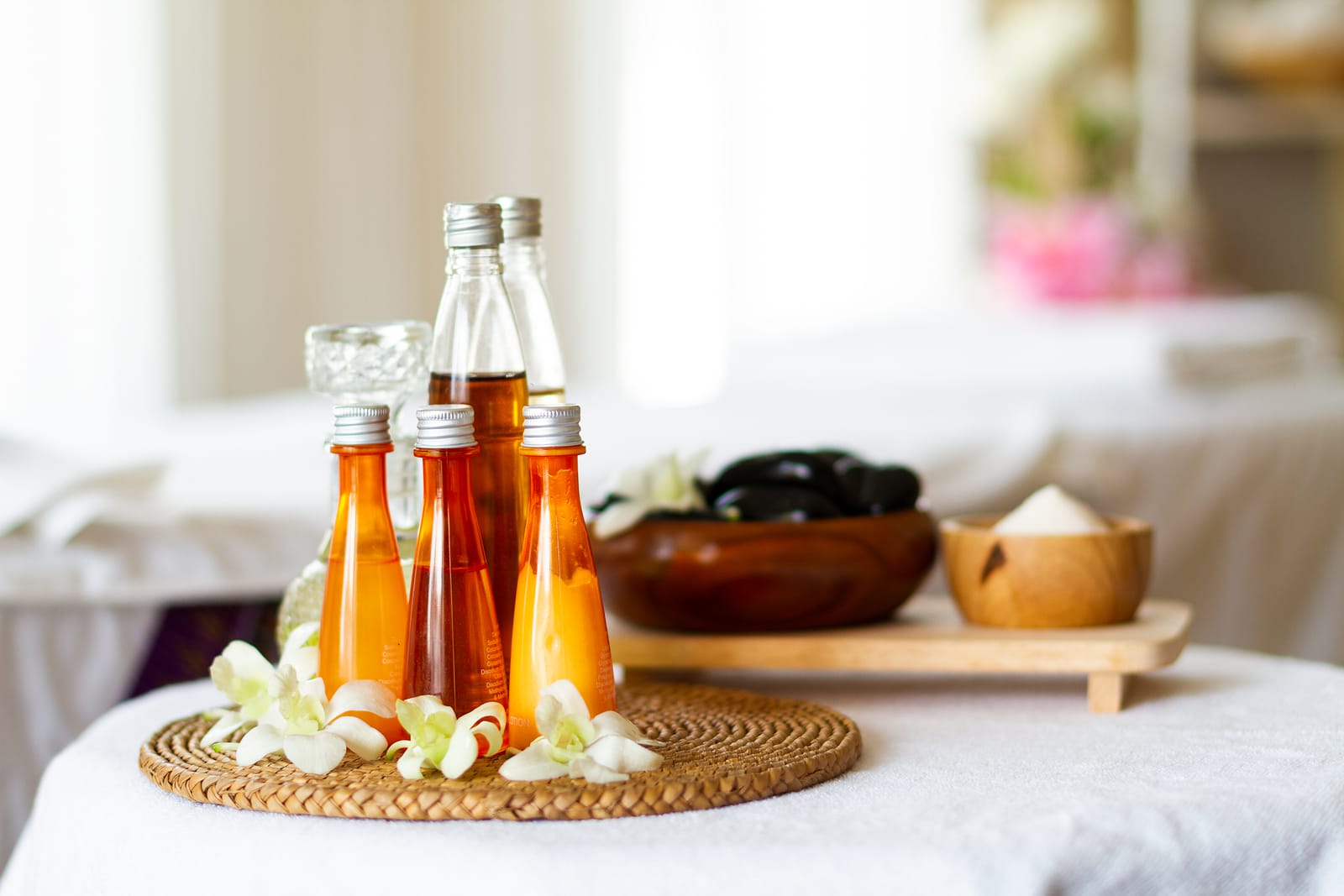 Aceites aromáticos y flores sobre una mesa de spa